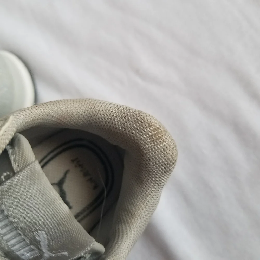 Toddler Puma Running Shoes Size CA 5.0 EUC/U.S 5C Silver,White&Sparkly - Picture 13 of 15